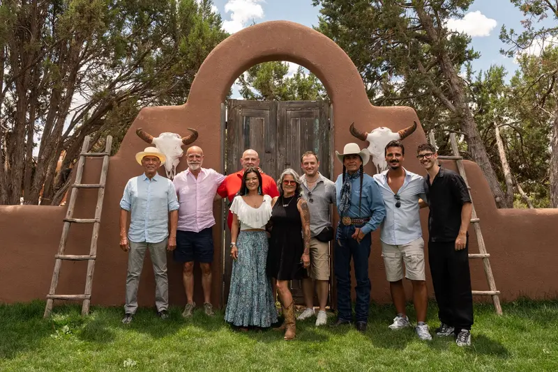 The whole family of the film, under one arch.